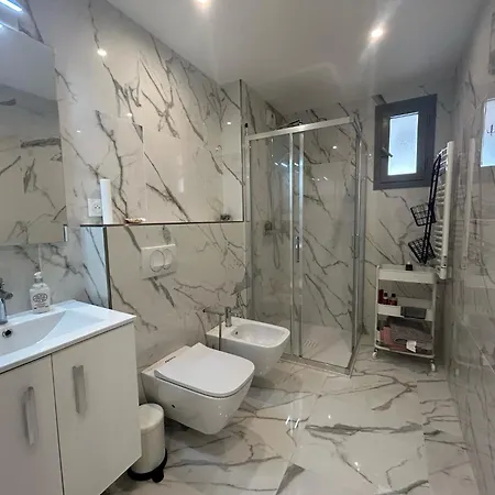 Neuf Et Equipe A Deux Pas De La Et Face Au Casino En Plein Centre アパート