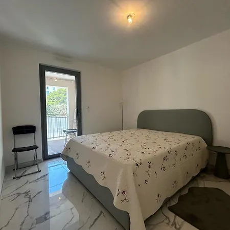 Neuf Et Equipe A Deux Pas De La Et Face Au Casino En Plein Centre マントン