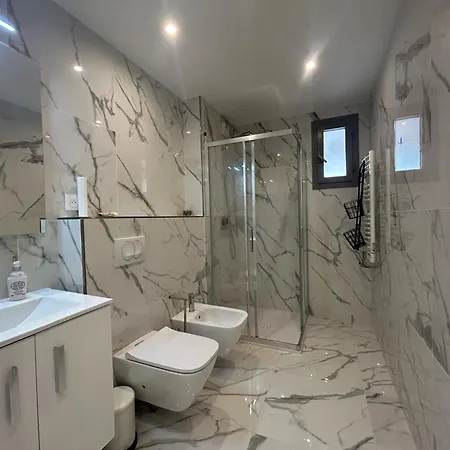 Neuf Et Equipe A Deux Pas De La Et Face Au Casino En Plein Centre アパート マントン