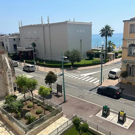 Neuf Et Equipe A Deux Pas De La Et Face Au Casino En Plein Centre アパート *